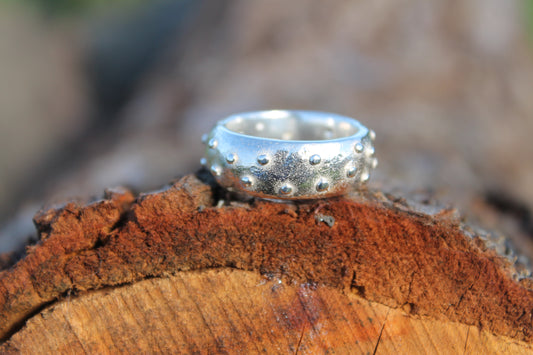 Men's heavyweight silver band with pinhead pattern