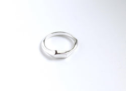 Contemporary signet ring in silver with a n elegant asymmetric band, knife edge profile