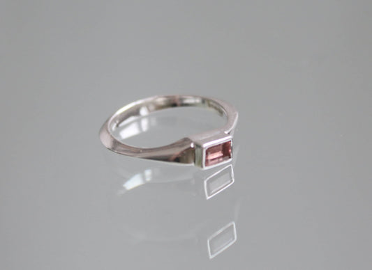 Tourmaline knife edge ring